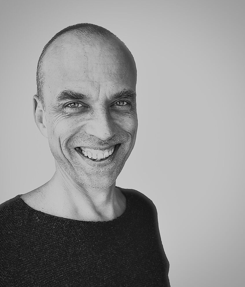 Portrait von Thomas Slunecko in schwarz-weiß